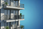 facde d'immeubles avec un kit plug and play solaire sur la terrasse entabilité panneau solaire plug and play